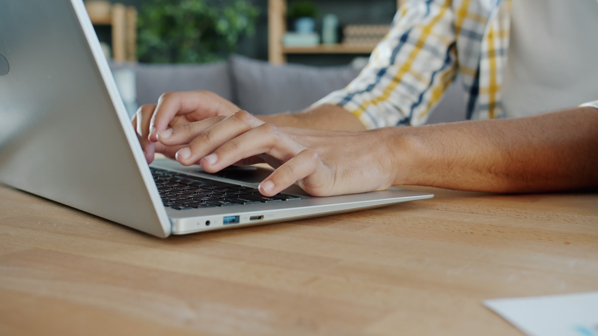 Développement d'une application, mains sur le clavier